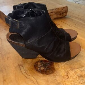 Hokus Pokus Paeola Booties size 8